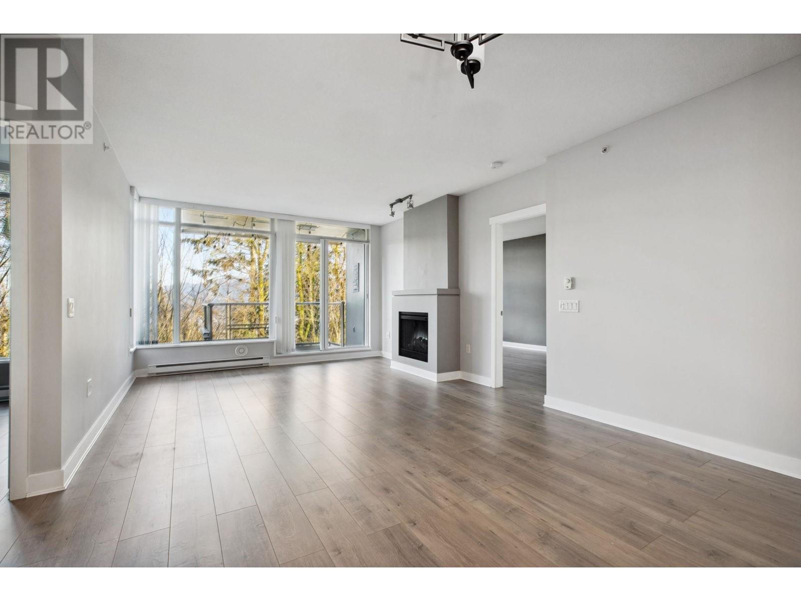 Listing Picture 13 of 33 : 202 9222 UNIVERSITY CRESCENT, Burnaby / 本拿比 - 魯藝地產 Yvonne Lu Group - MLS Medallion Club Member