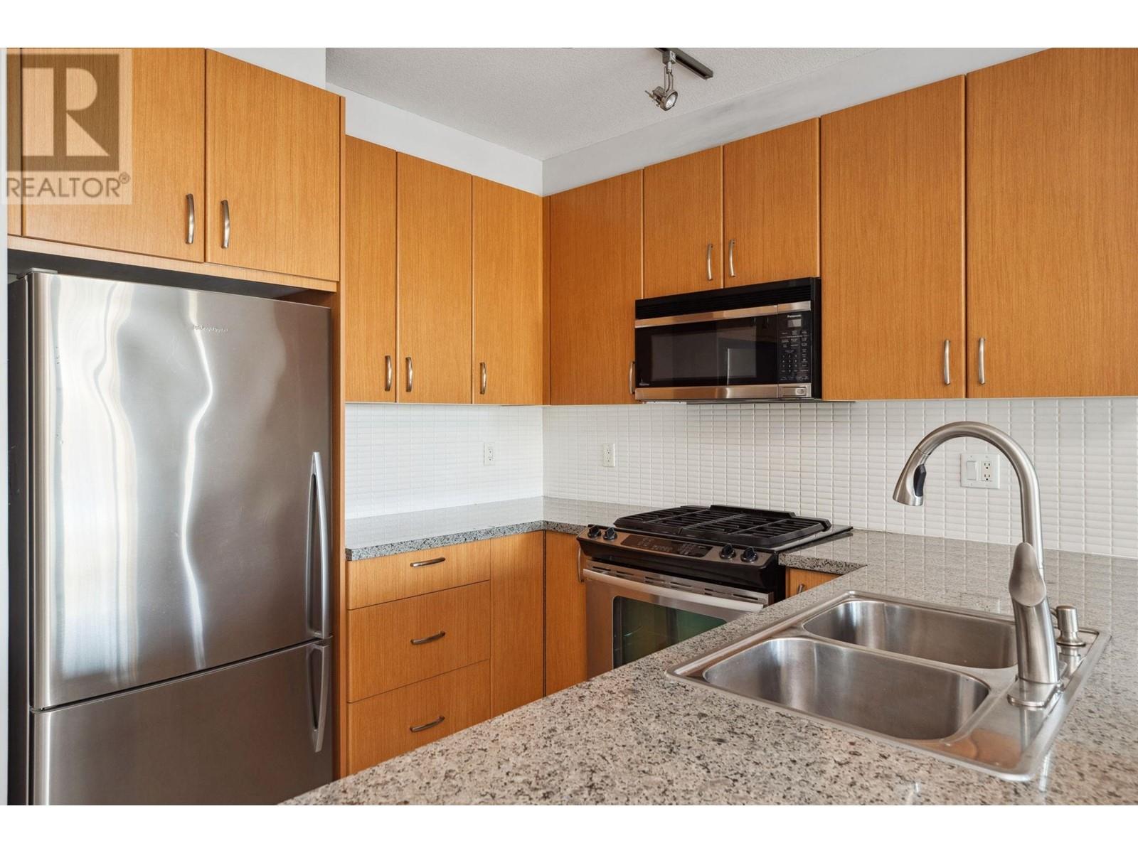 Listing Picture 8 of 33 : 202 9222 UNIVERSITY CRESCENT, Burnaby / 本拿比 - 魯藝地產 Yvonne Lu Group - MLS Medallion Club Member