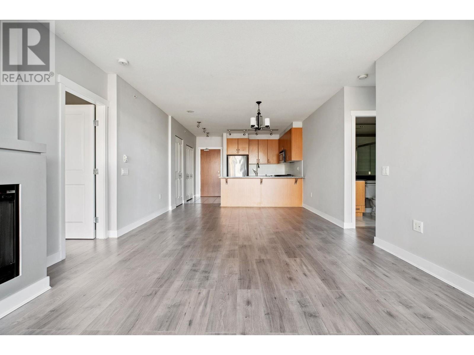 Listing Picture 16 of 33 : 202 9222 UNIVERSITY CRESCENT, Burnaby / 本拿比 - 魯藝地產 Yvonne Lu Group - MLS Medallion Club Member