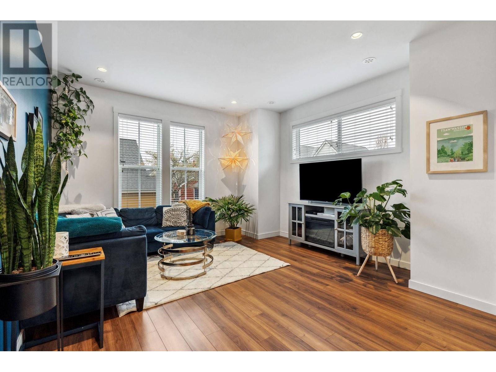 Property at 18 6427 HAMMERMILL AVENUE image 2