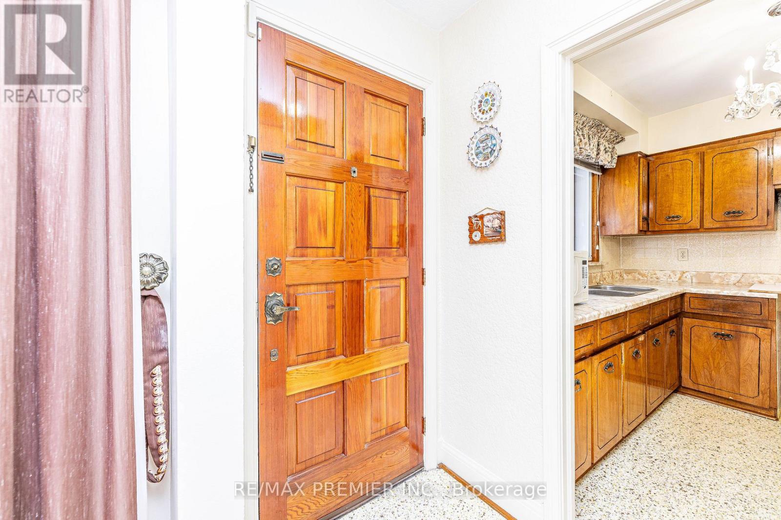 70 Forthbridge Crescent, Toronto, Ontario  M3M 2A3 - Photo 7 - W12055143