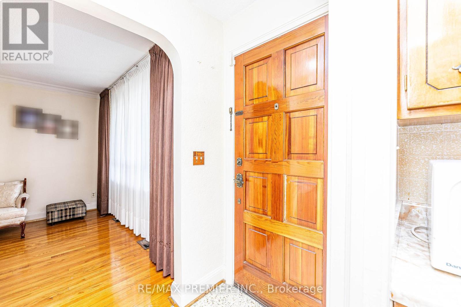 70 Forthbridge Crescent, Toronto, Ontario  M3M 2A3 - Photo 8 - W12055143