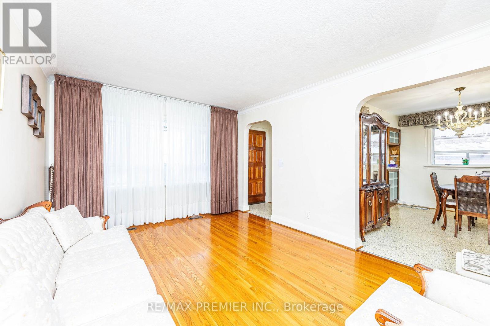 70 Forthbridge Crescent, Toronto, Ontario  M3M 2A3 - Photo 9 - W12055143