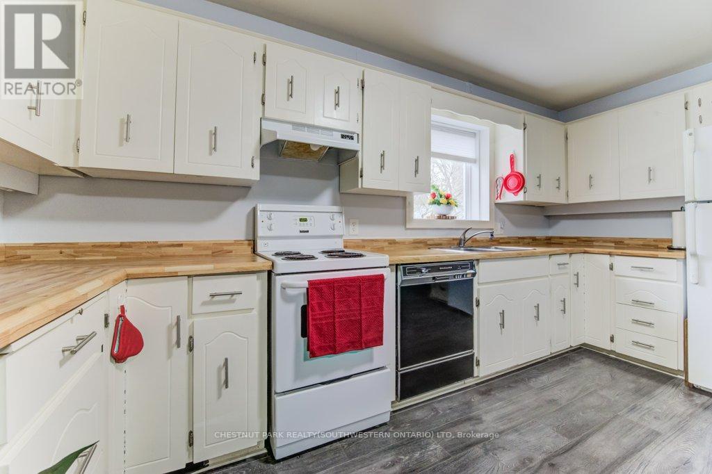 27 Station Street, East Zorra-Tavistock, Ontario  N0B 2R0 - Photo 21 - X12055112