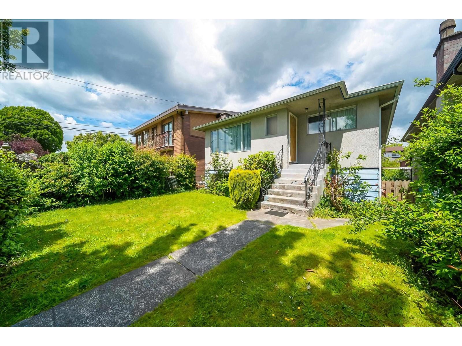 3373 QUEENS AVENUE, vancouver, British Columbia