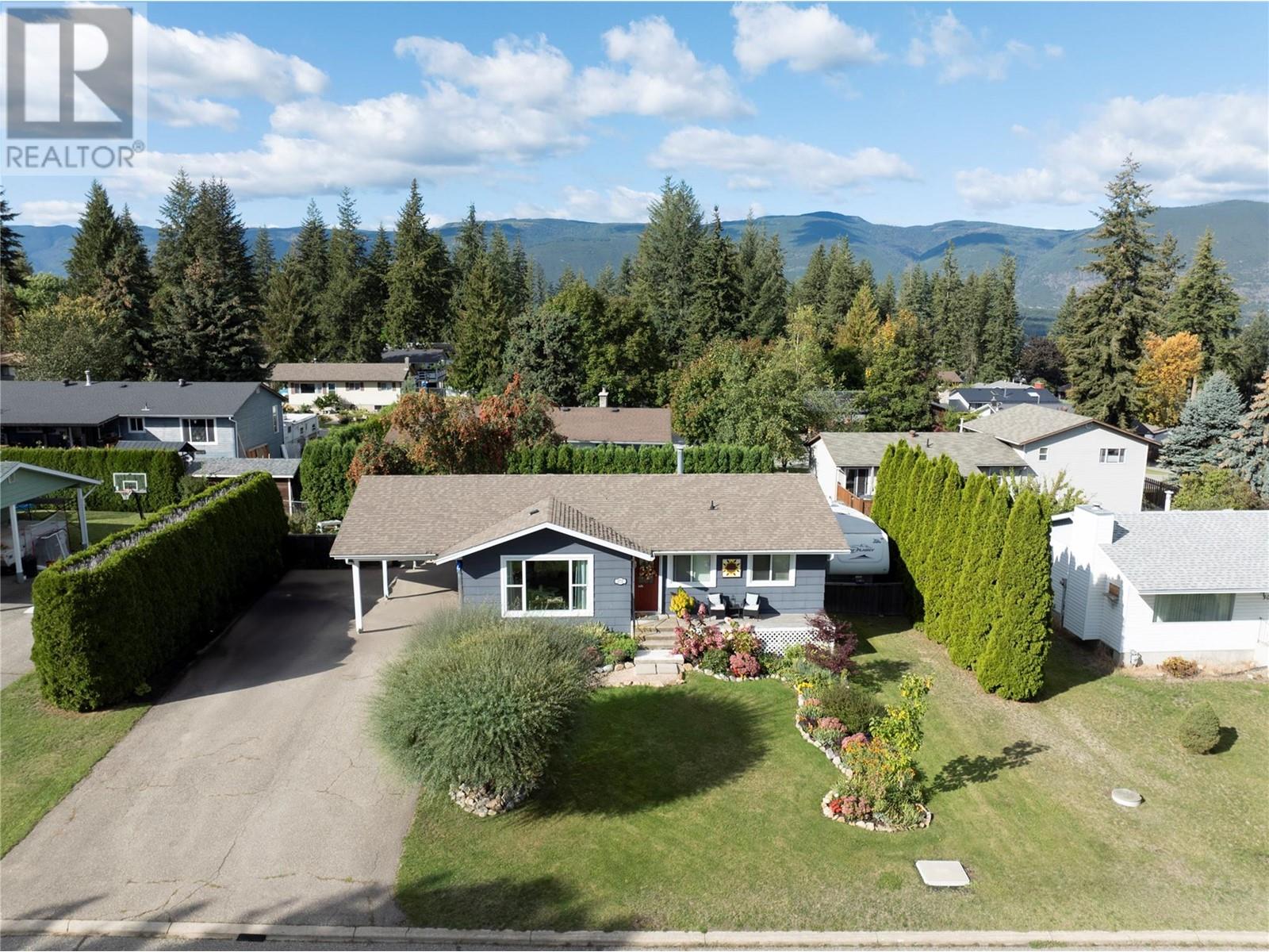 271 28 Street Ne, Salmon Arm, British Columbia  V1E 1Z8 - Photo 2 - 10340089