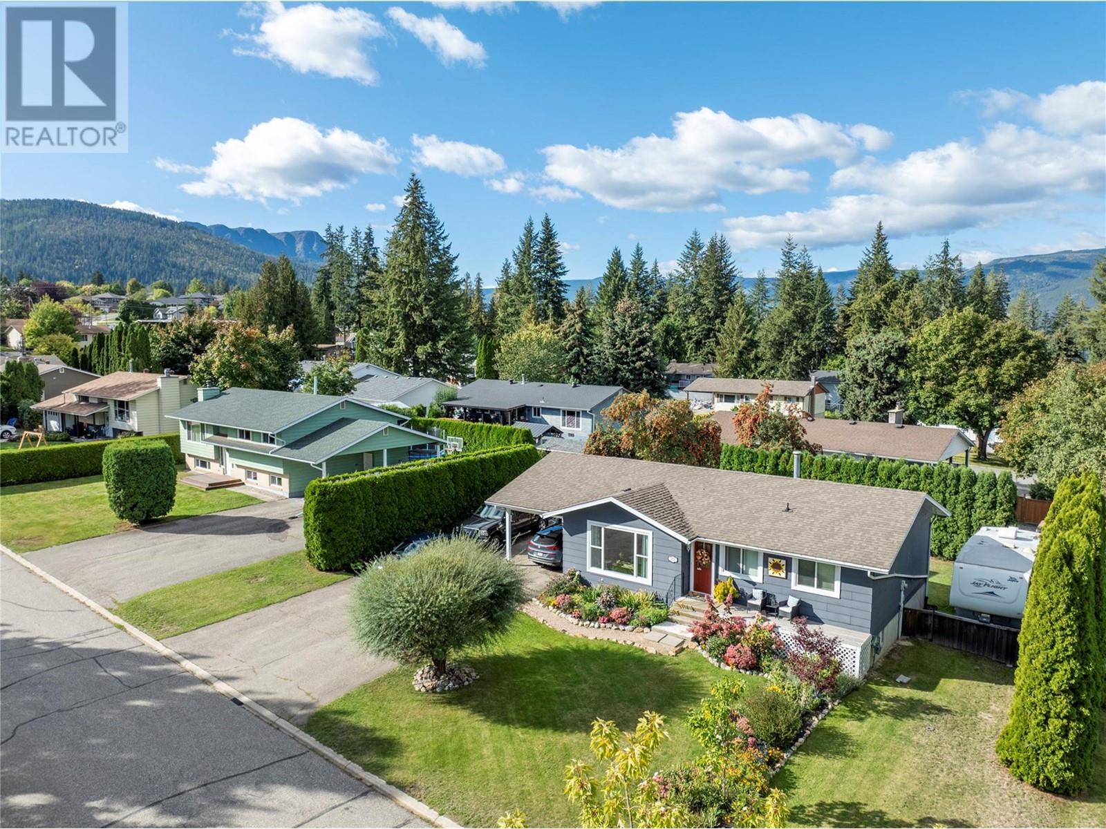 271 28 Street Ne, Salmon Arm, British Columbia  V1E 1Z8 - Photo 3 - 10340089