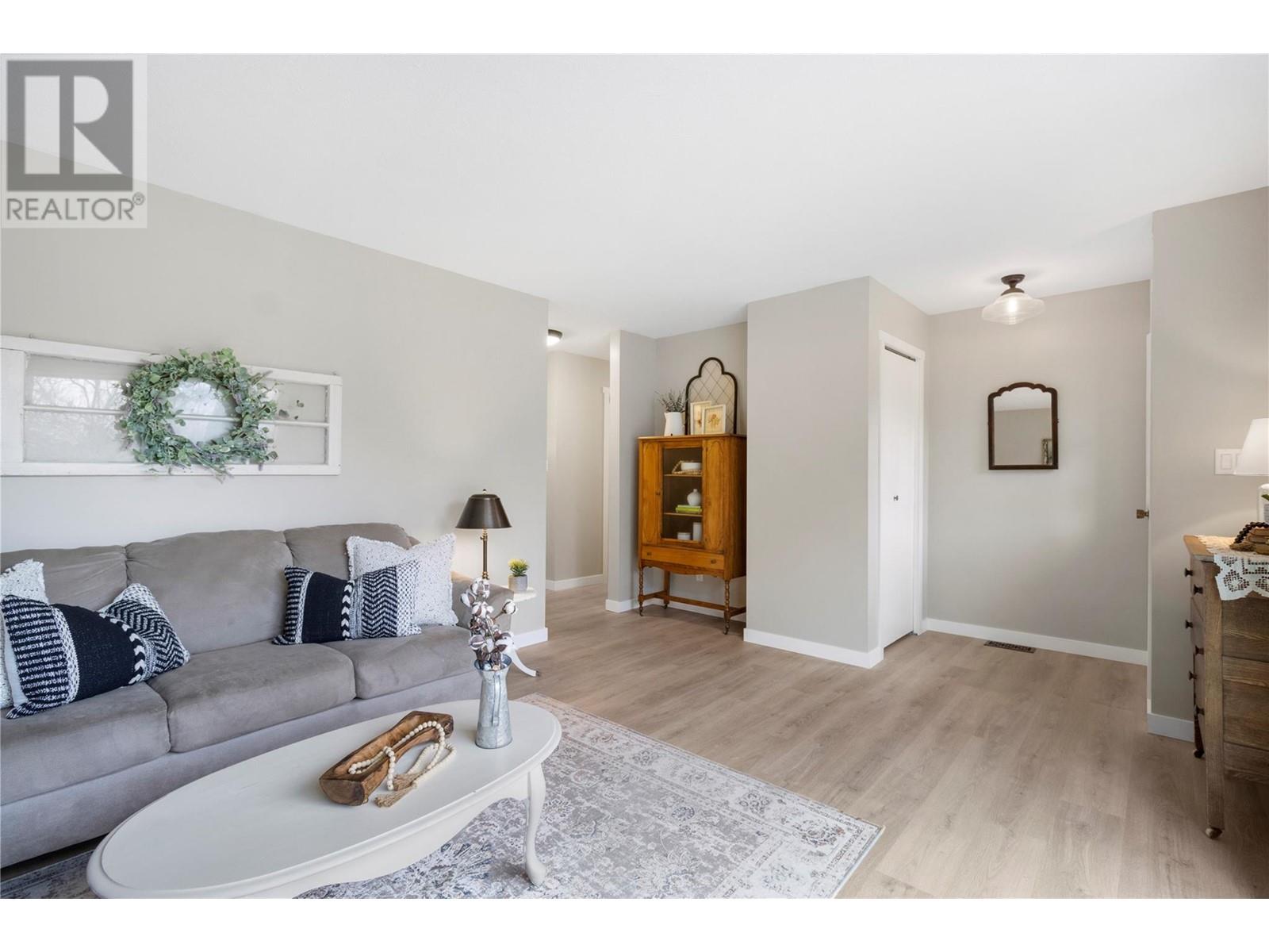 Property at 271 28 Street NE image 3