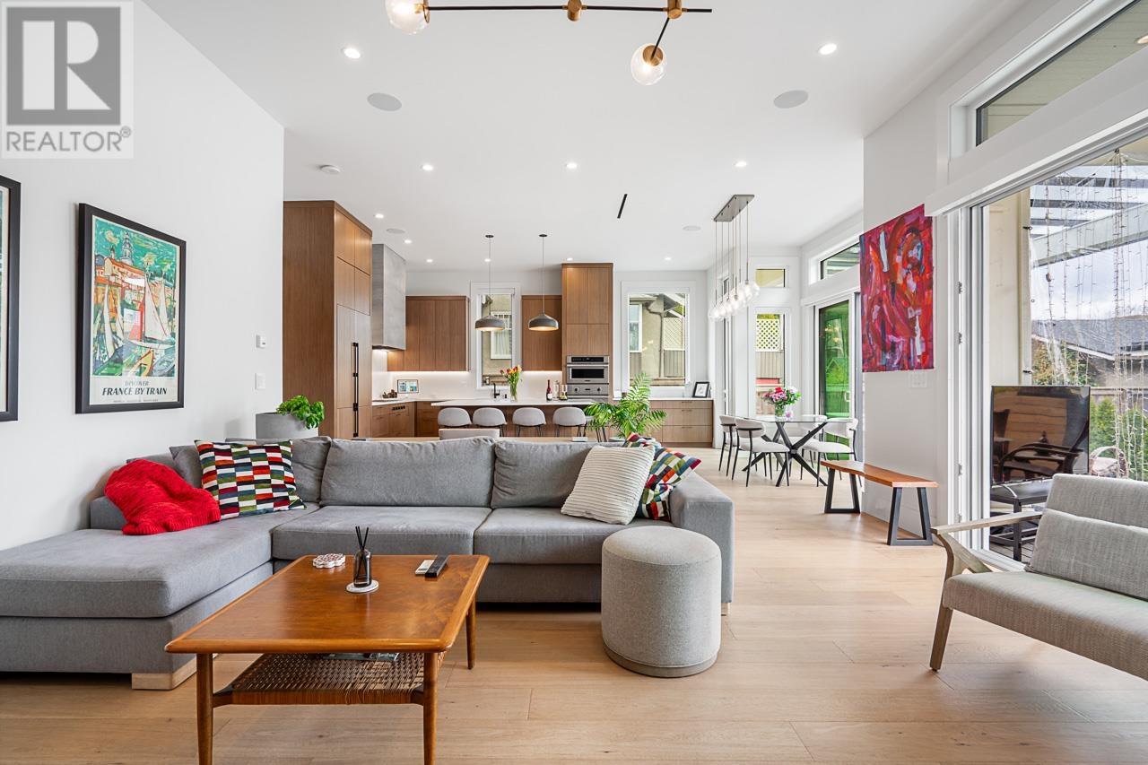 Property at 1024 LONDON STREET image 4