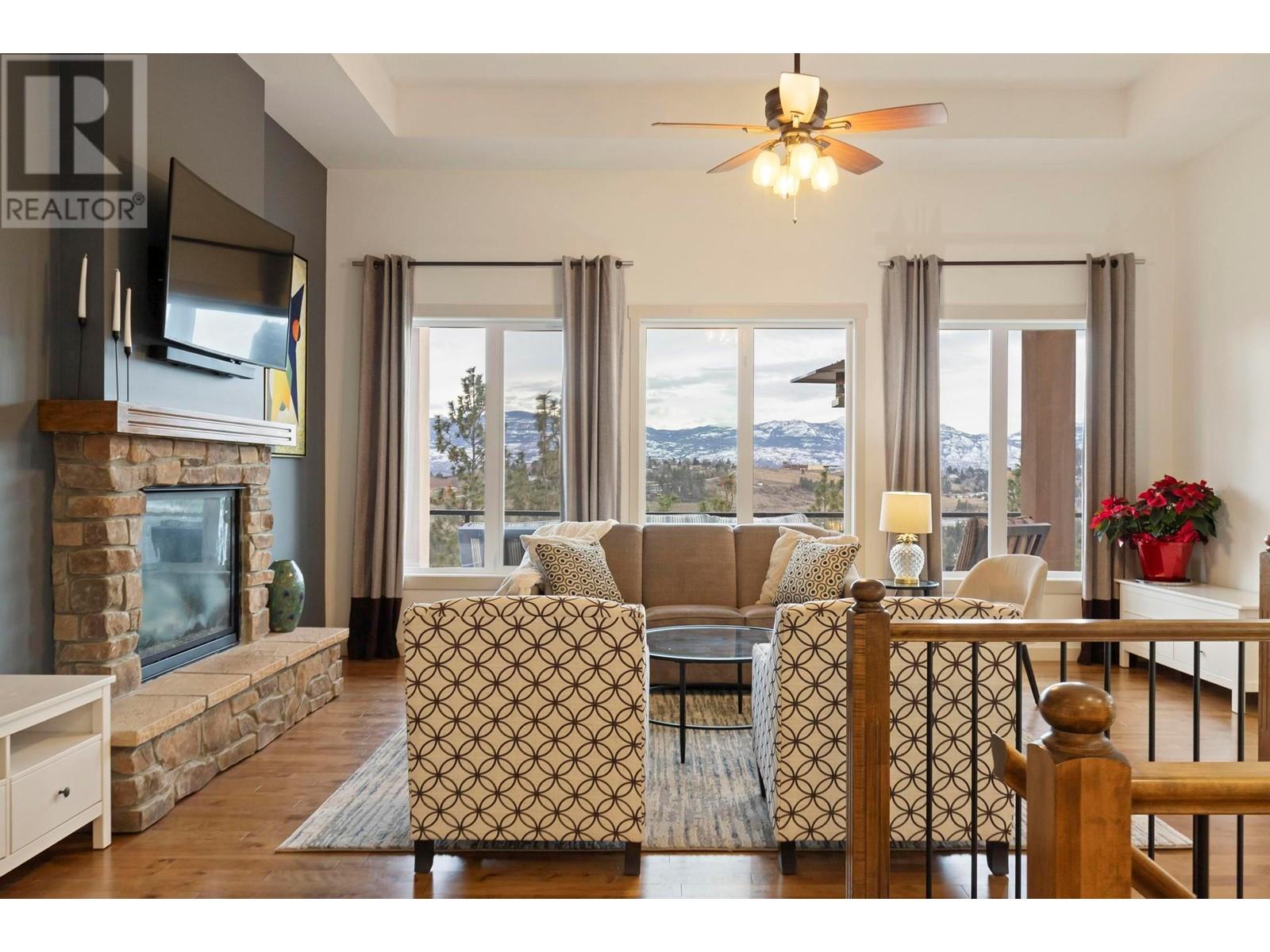 Property at 1070 Aurora Heights image 3