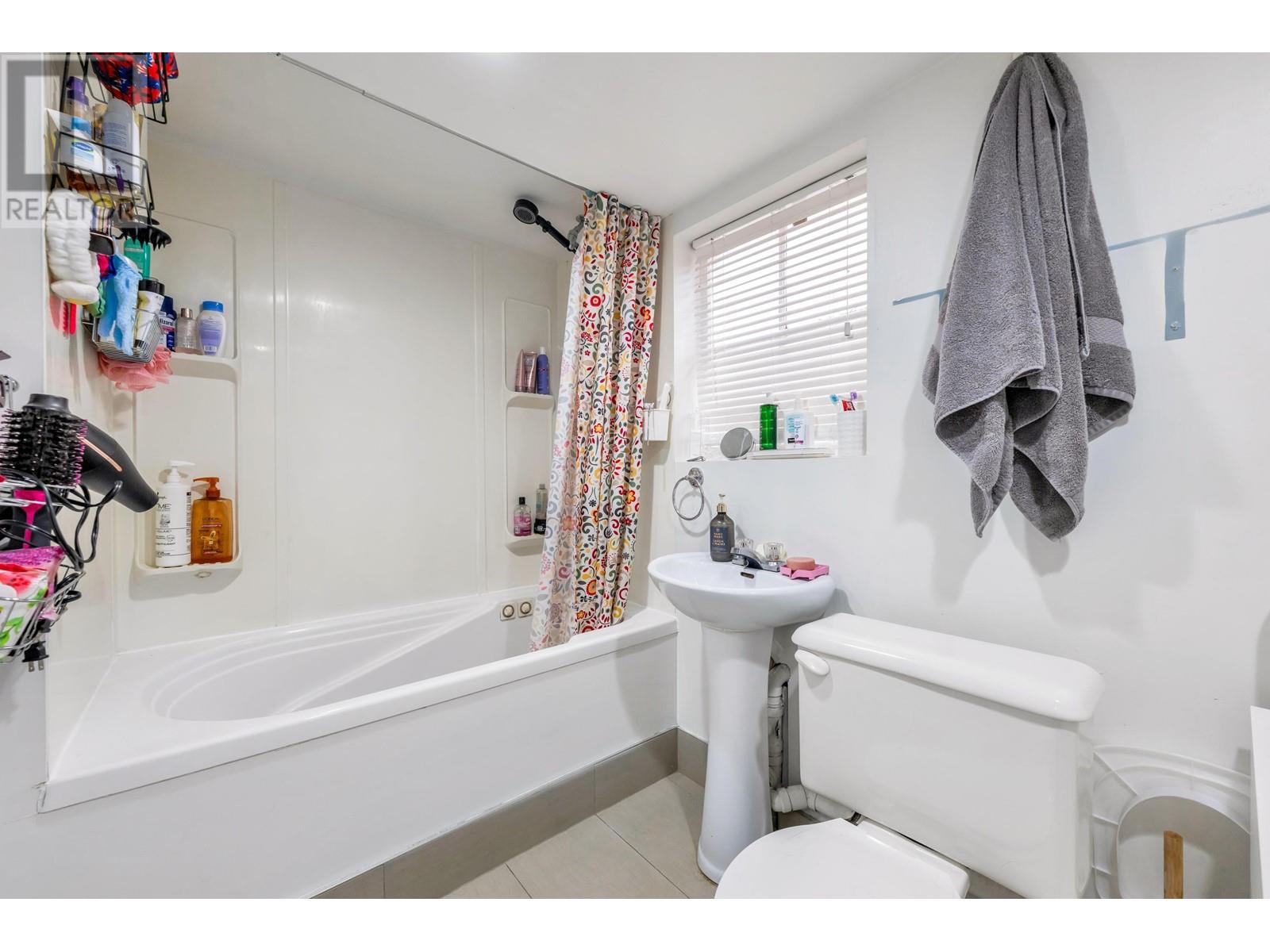 Listing Picture 17 of 22 : 4605 FRASER STREET, Vancouver / 溫哥華 - 魯藝地產 Yvonne Lu Group - MLS Medallion Club Member