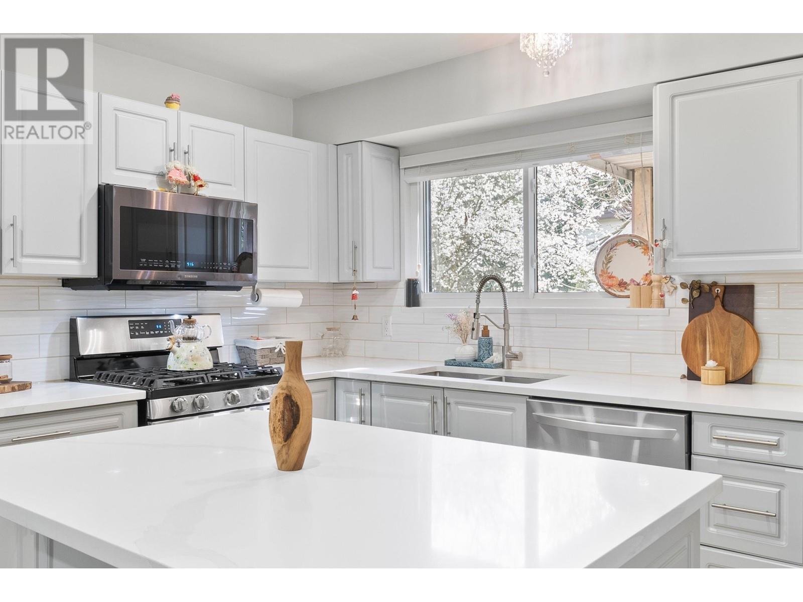 2333 Kirkstone Road, North Vancouver, British Columbia  V7J 3M1 - Photo 1 - R2984397
