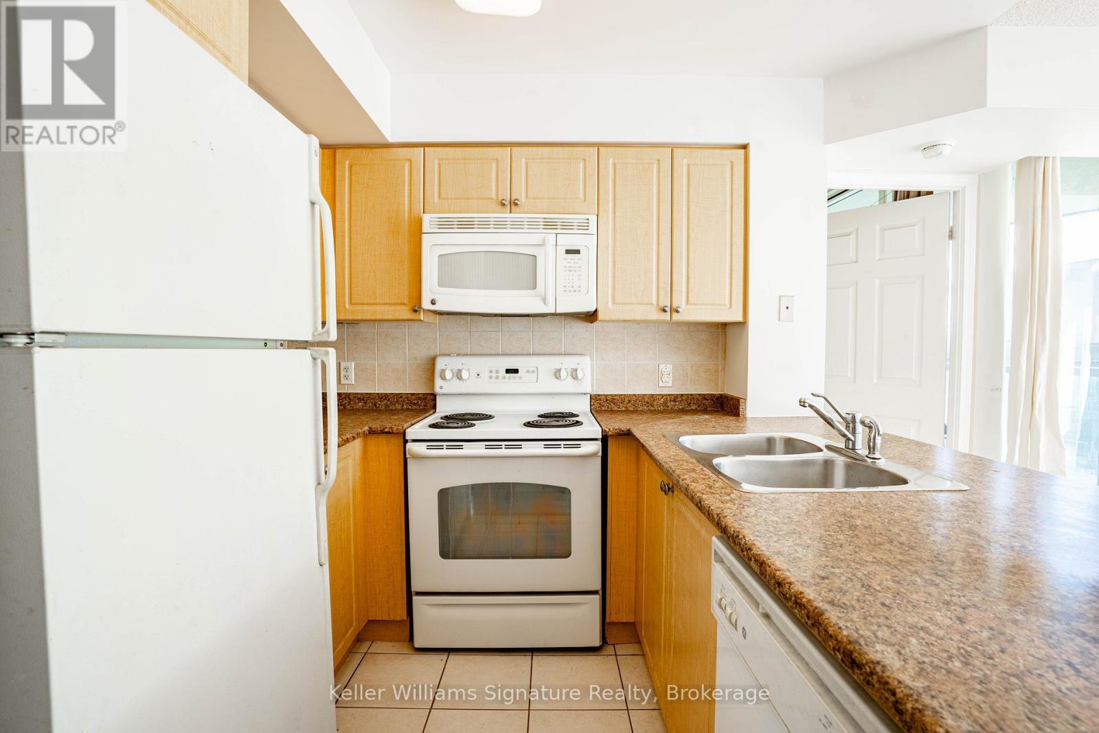 Property at 2001 - 30 GRAND TRUNK CRESCENT W image 2