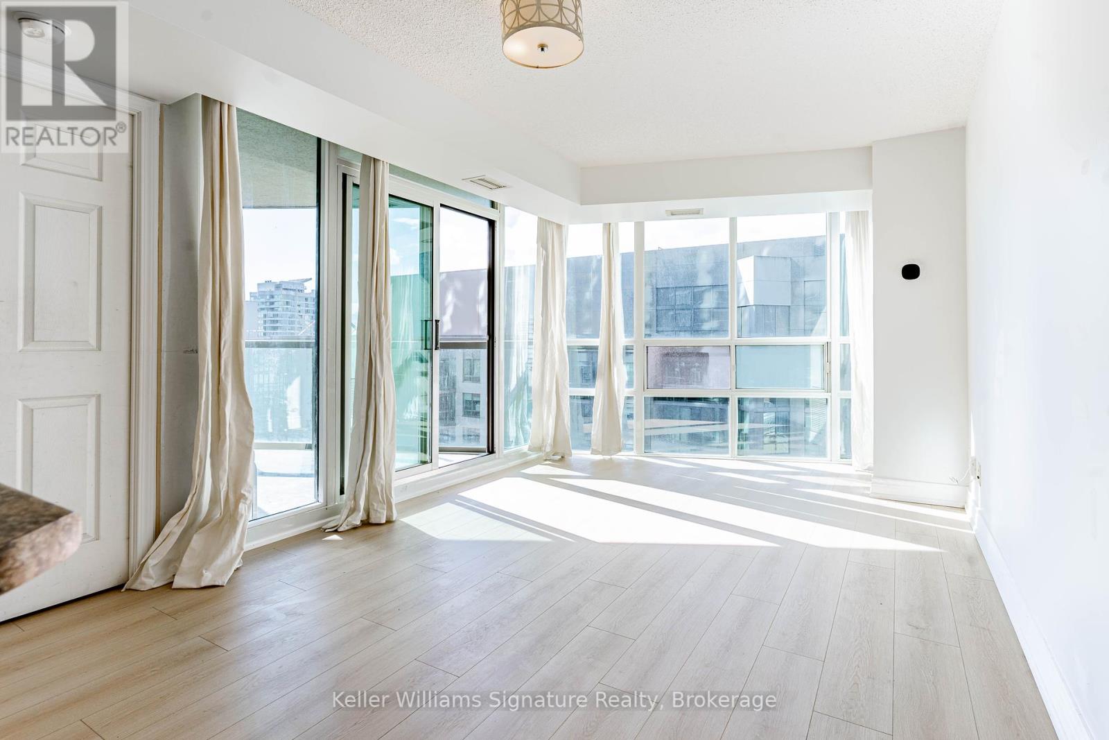 Property at 2001 - 30 GRAND TRUNK CRESCENT W image 3