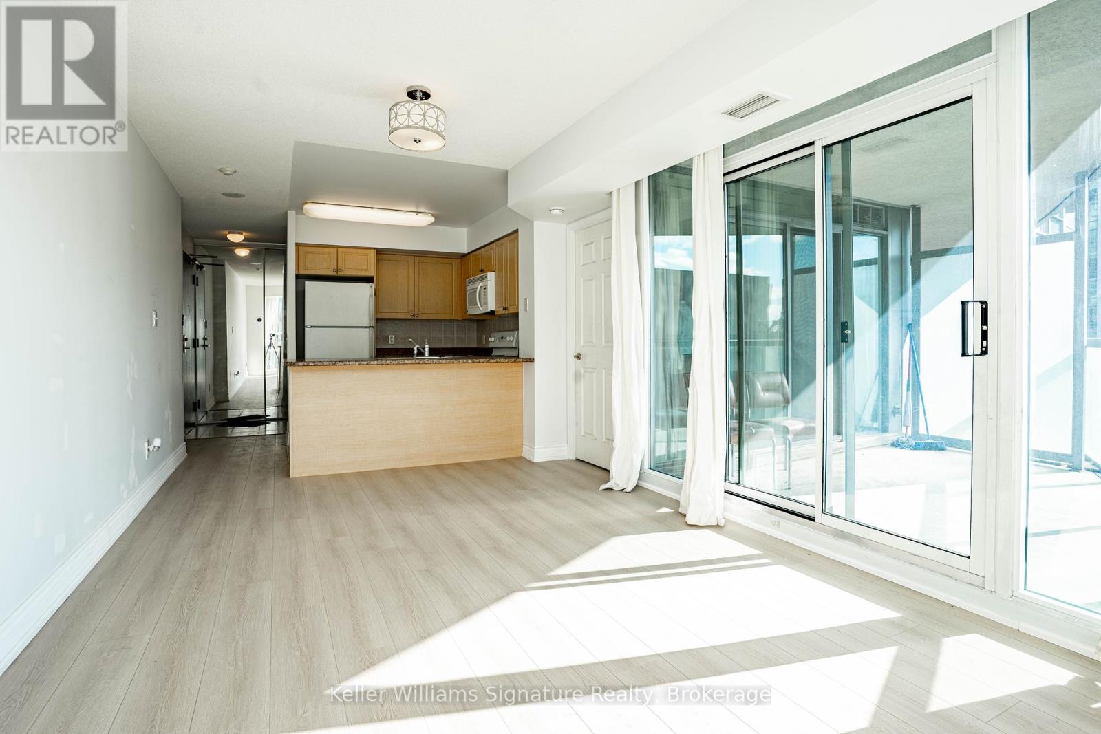 Property at 2001 - 30 GRAND TRUNK CRESCENT W image 4
