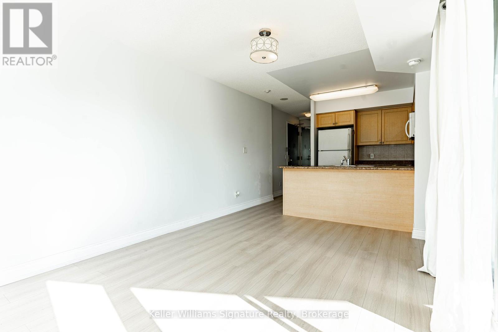 Property at 2001 - 30 GRAND TRUNK CRESCENT W image 5