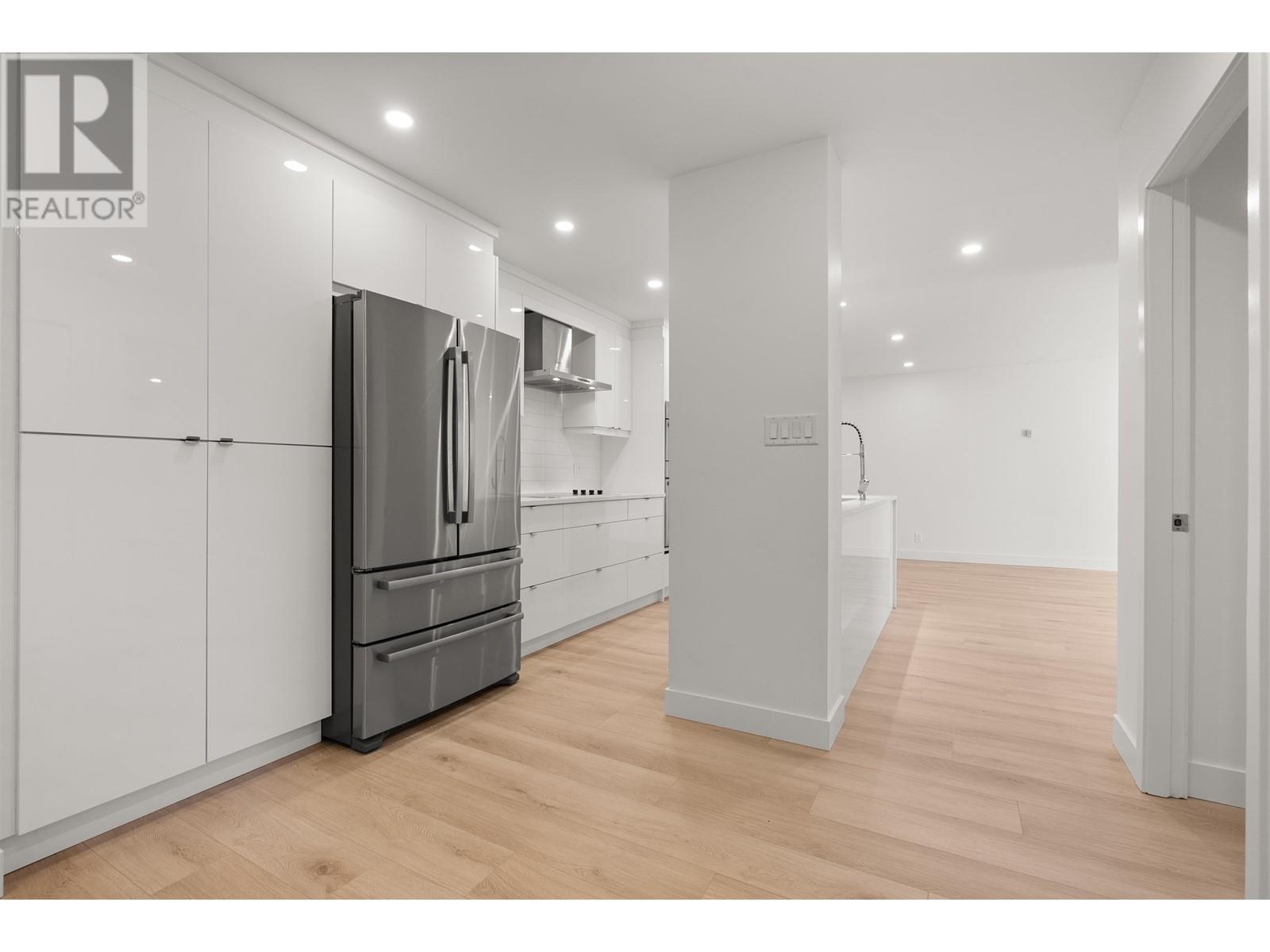 Property at 201 2024 FULLERTON AVENUE image 4