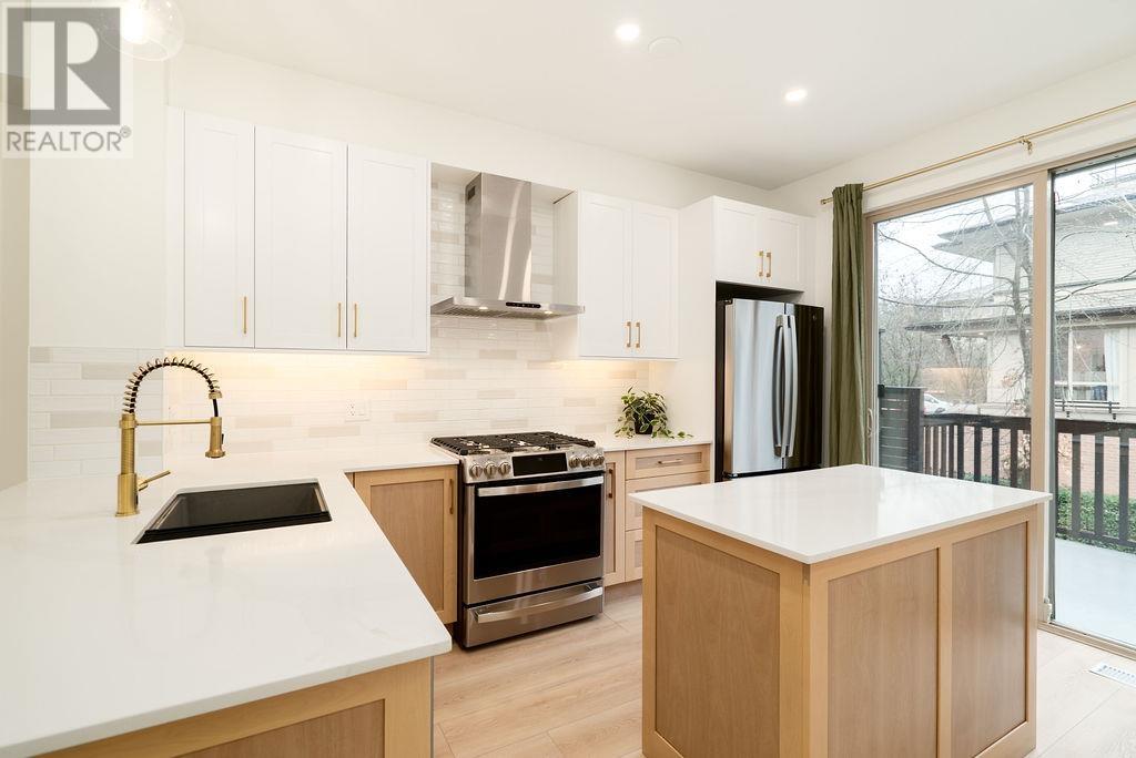 100 100 Klahanie Drive, Port Moody, British Columbia  V3H 5K3 - Photo 2 - R2984814