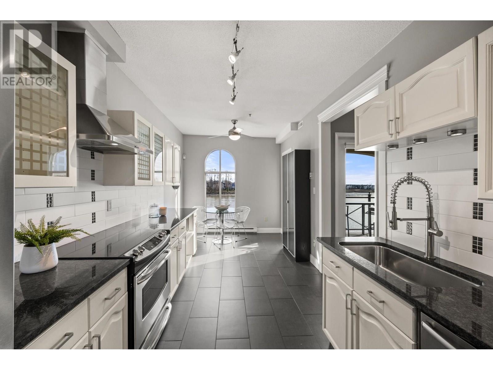 306 2 Renaissance Square, New Westminster, British Columbia  V3M 6K3 - Photo 8 - R2984689