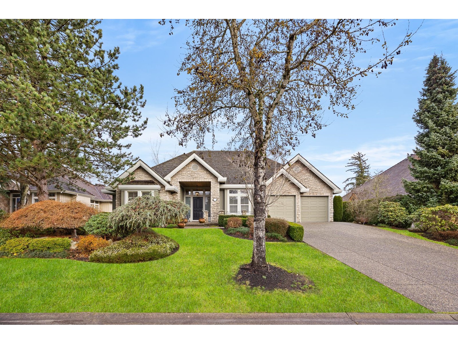 Property at 3750 SOMERSET CRESCENT image 2