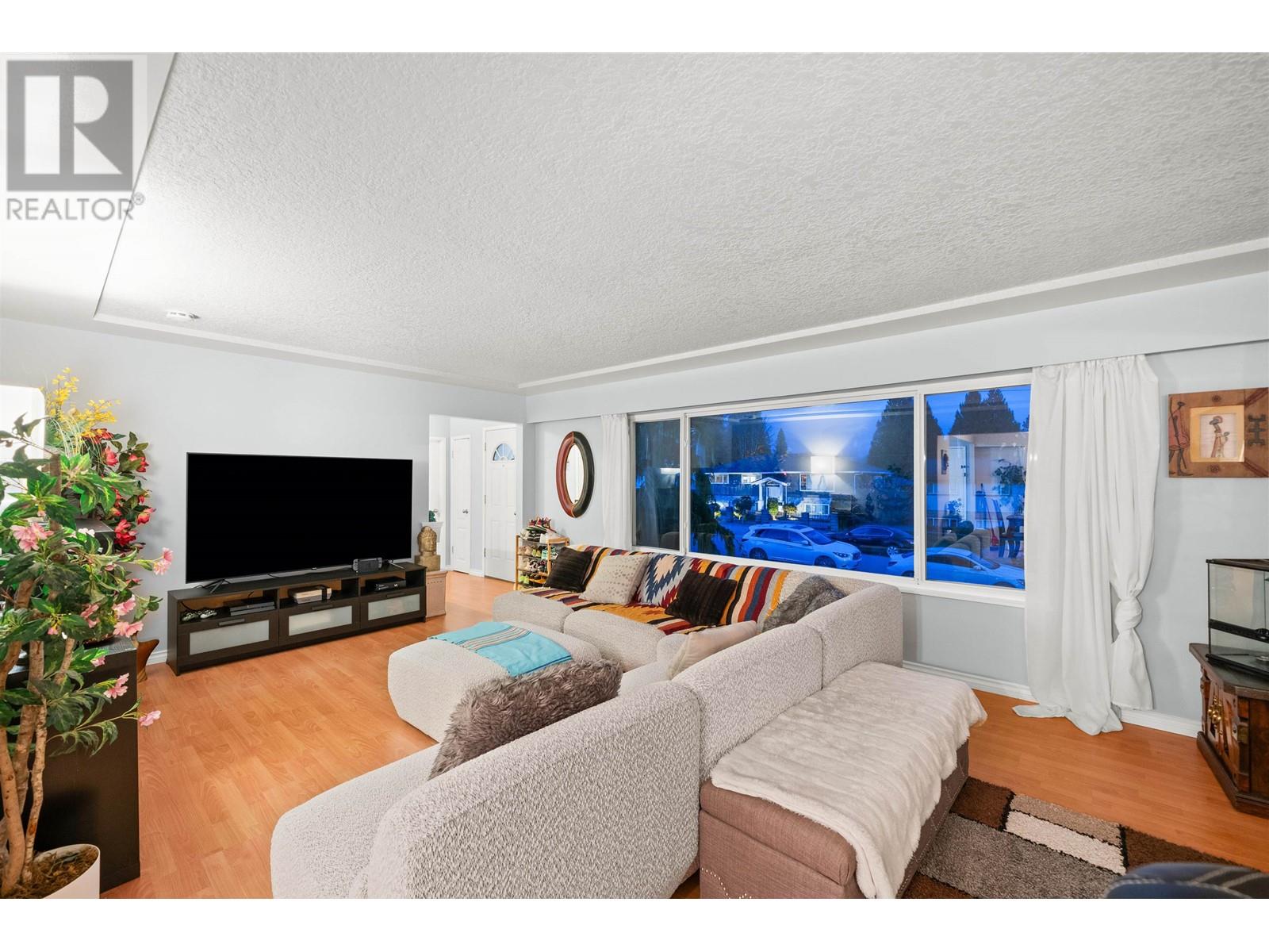 3949 Sefton Street, Port Coquitlam, British Columbia  V3B 3S2 - Photo 4 - R2984890