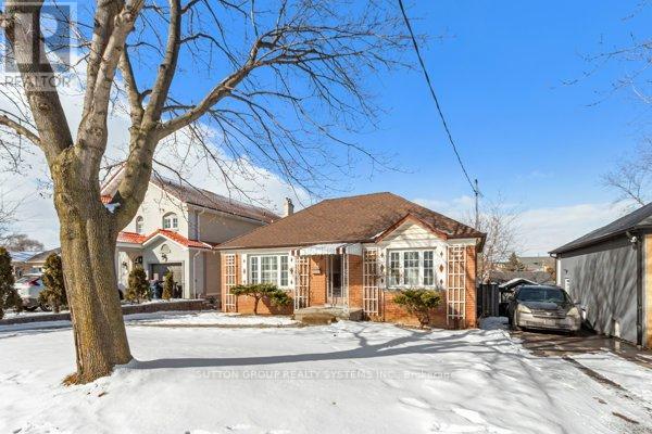 70 Lovilla Boulevard, Toronto, Ontario  M9M 1V5 - Photo 2 - W12055373