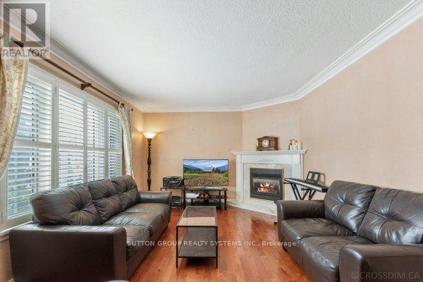 70 Lovilla Boulevard, Toronto, Ontario  M9M 1V5 - Photo 6 - W12055373