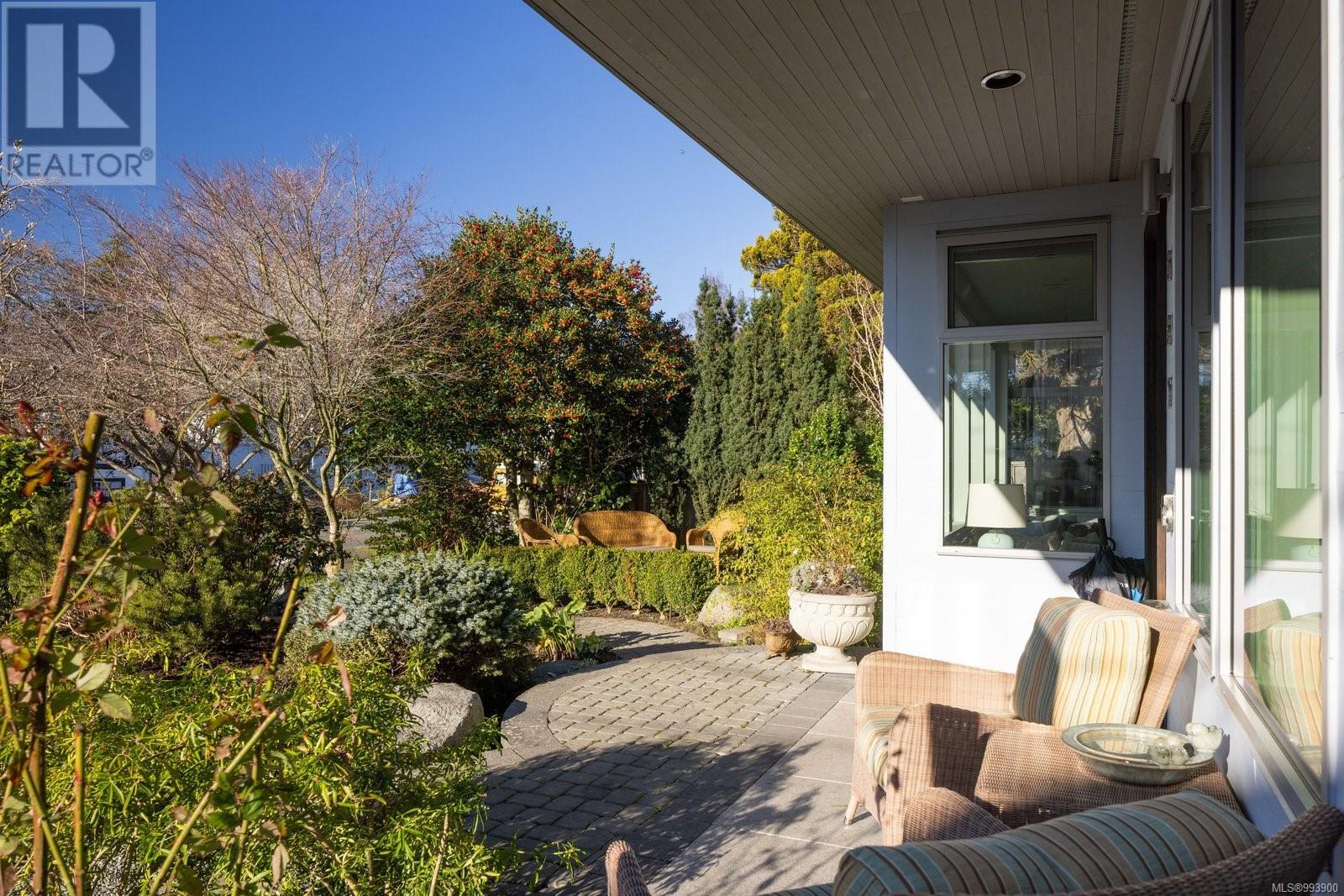 Property at 885 Linkleas Ave image 4