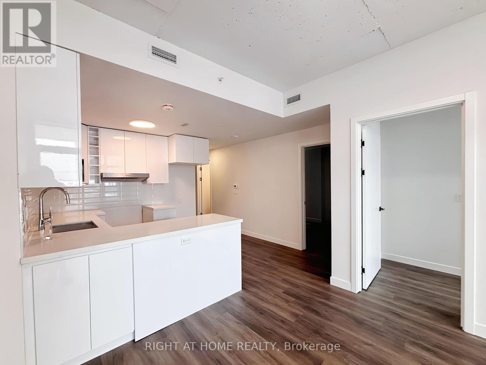 305 - 399 Winston Avenue, Ottawa, Ontario  K2A 1Y8 - Photo 4 - X12030411
