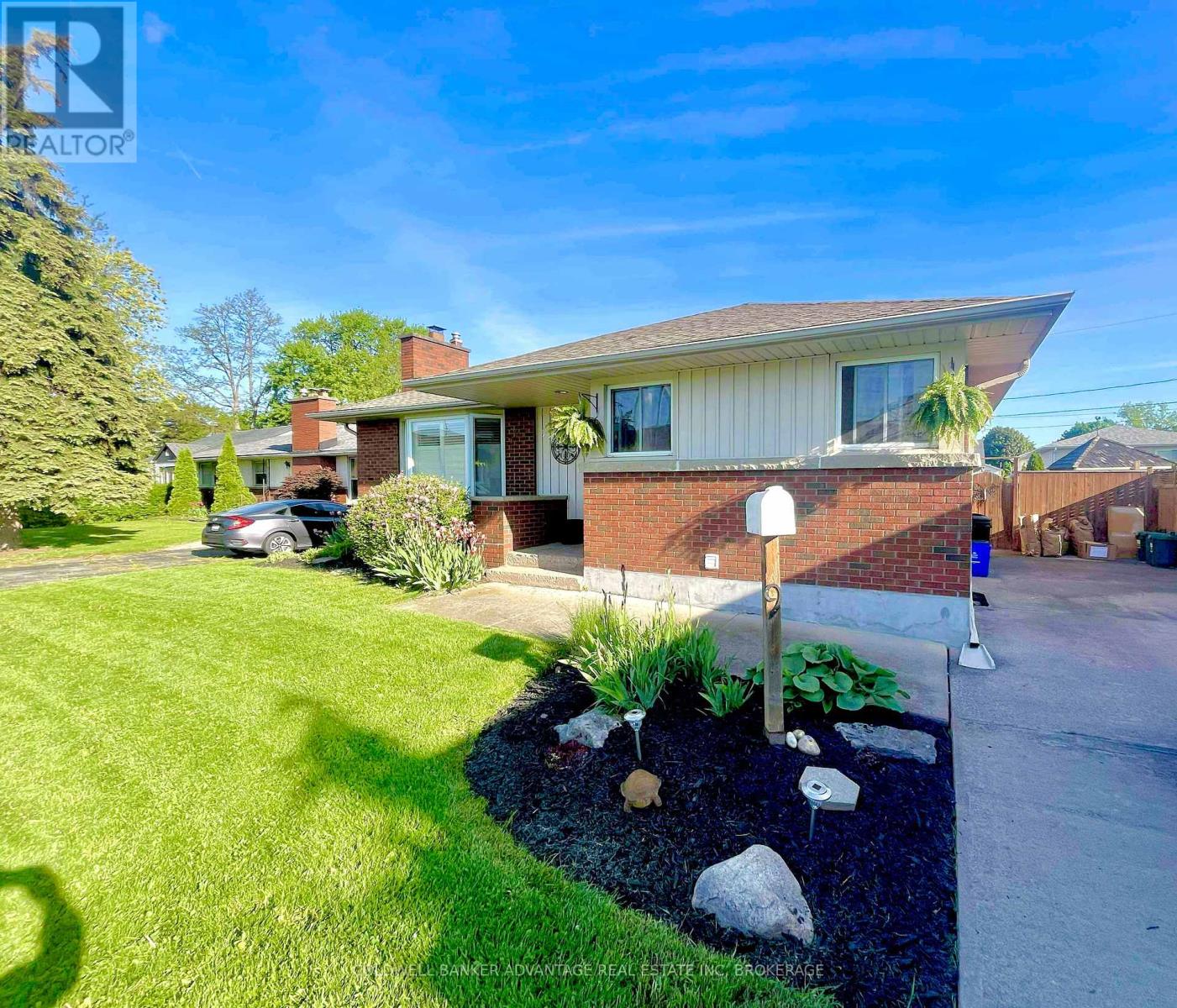 Property at 9 MEADOWVALE DRIVE image 1