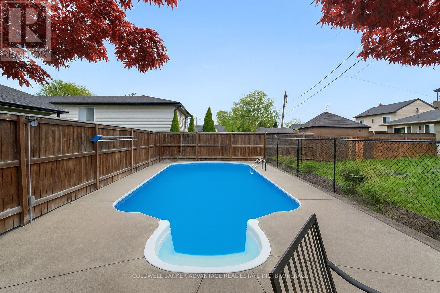 9 Meadowvale Drive, St. Catharines (Lakeport), Ontario  L2N 3Z6 - Photo 6 - X12055441