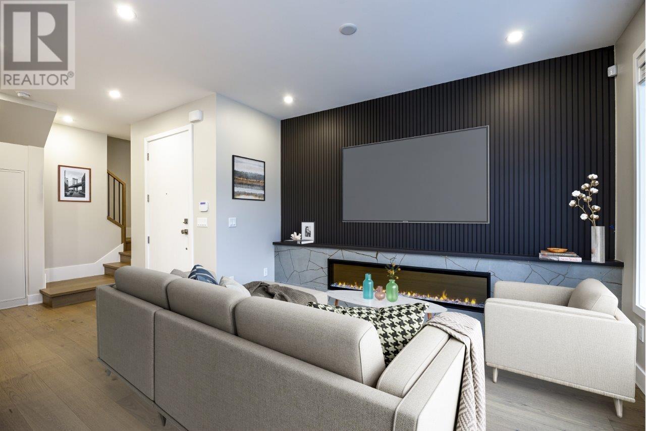 336 E 17th Street, North Vancouver, British Columbia  V7L 2V9 - Photo 4 - R2984937