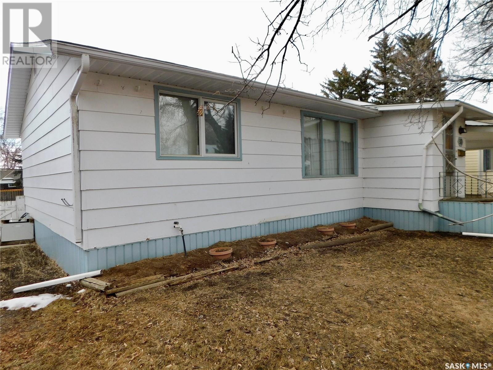 Property at 517 3rd AVENUE E image 3