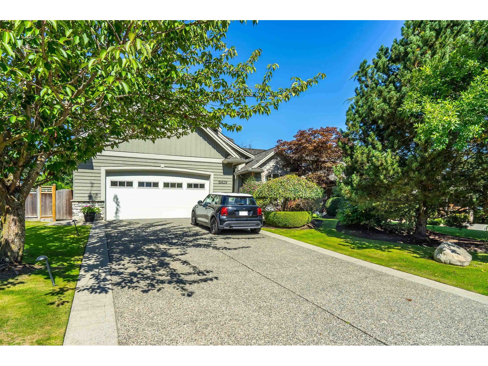 Property at 15639 37A AVENUE image 2