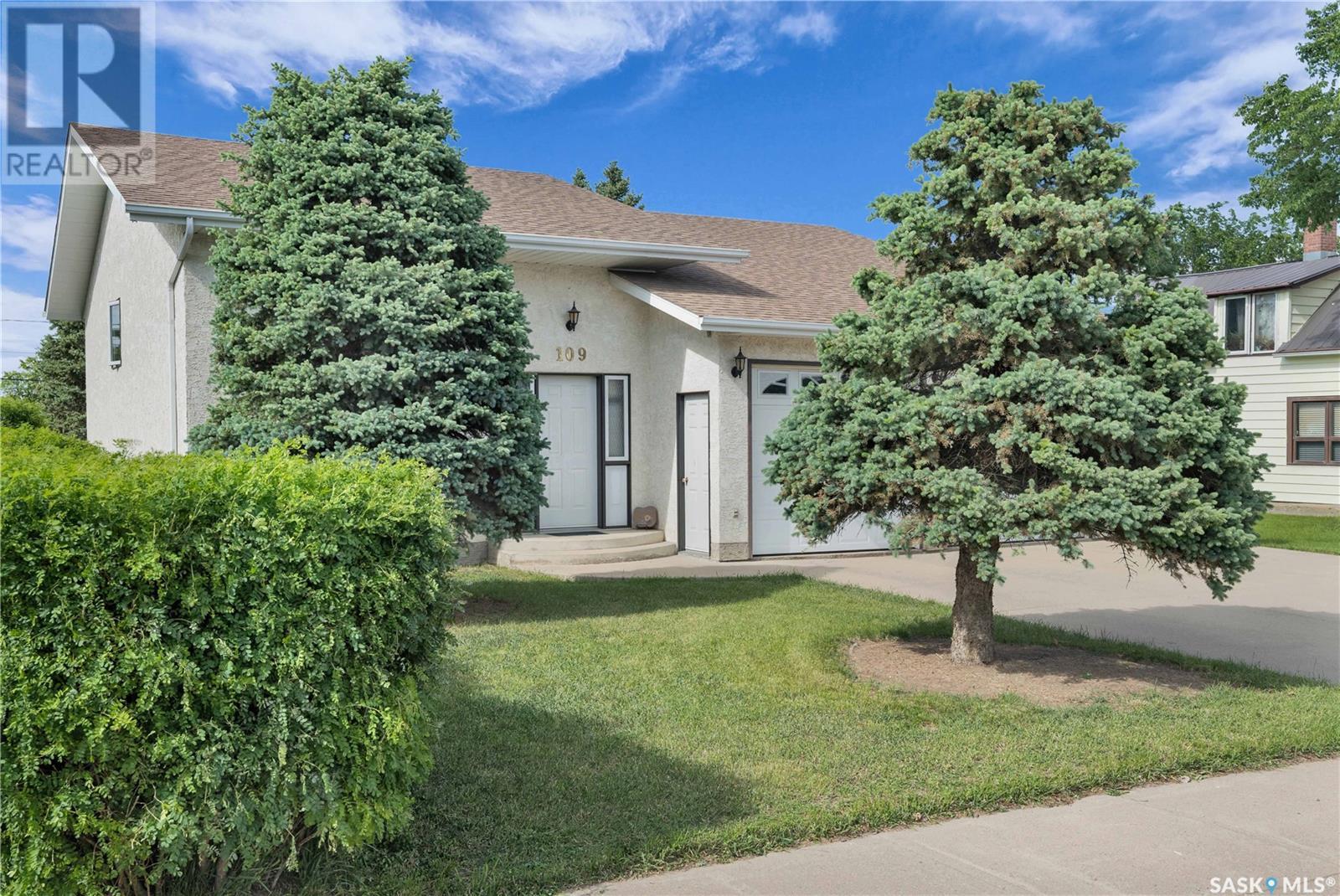 109 1st Avenue E, Gravelbourg, Saskatchewan  S0H 1X0 - Photo 2 - SK000470