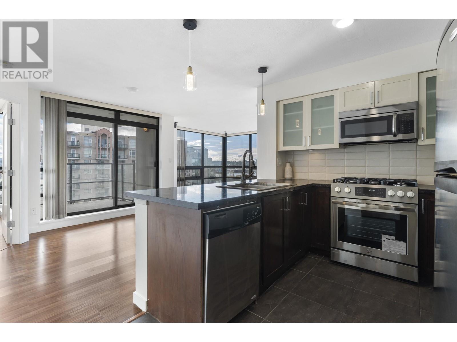 1903 1 Renaissance Square, New Westminster, British Columbia  V3M 0B6 - Photo 2 - R2984931