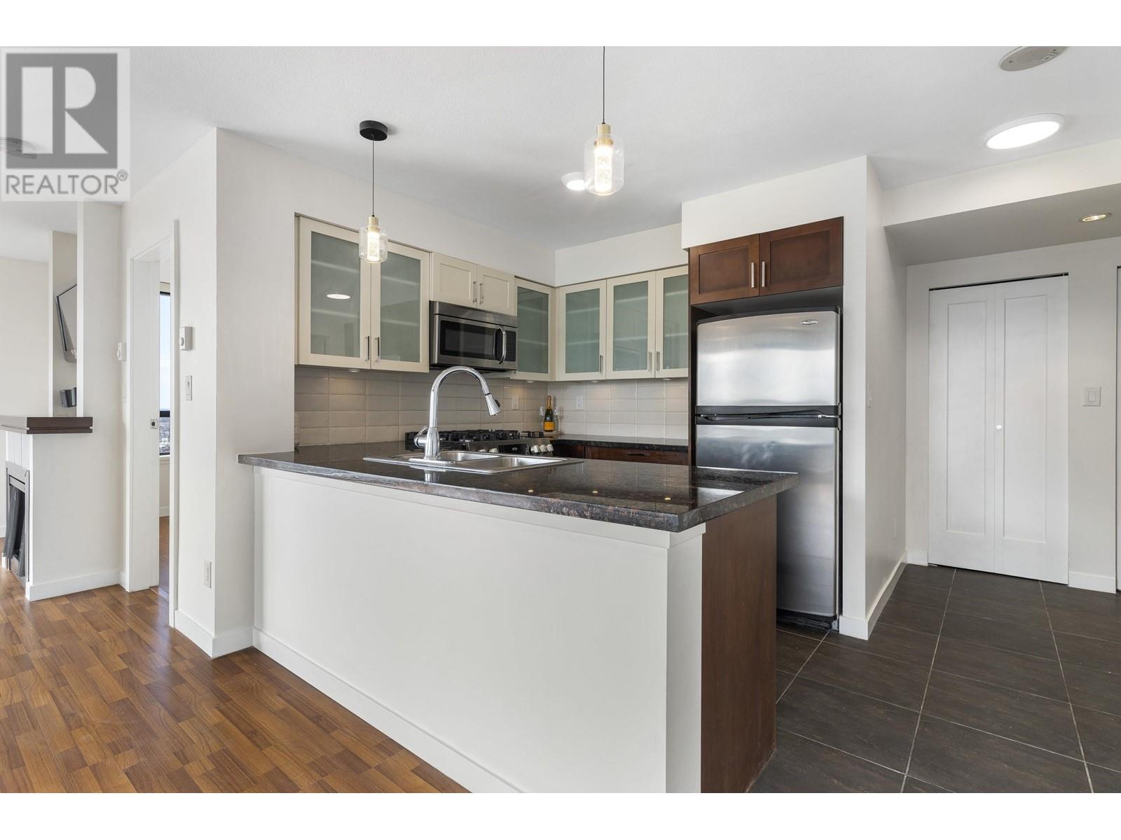 1903 1 Renaissance Square, New Westminster, British Columbia  V3M 0B6 - Photo 3 - R2984931