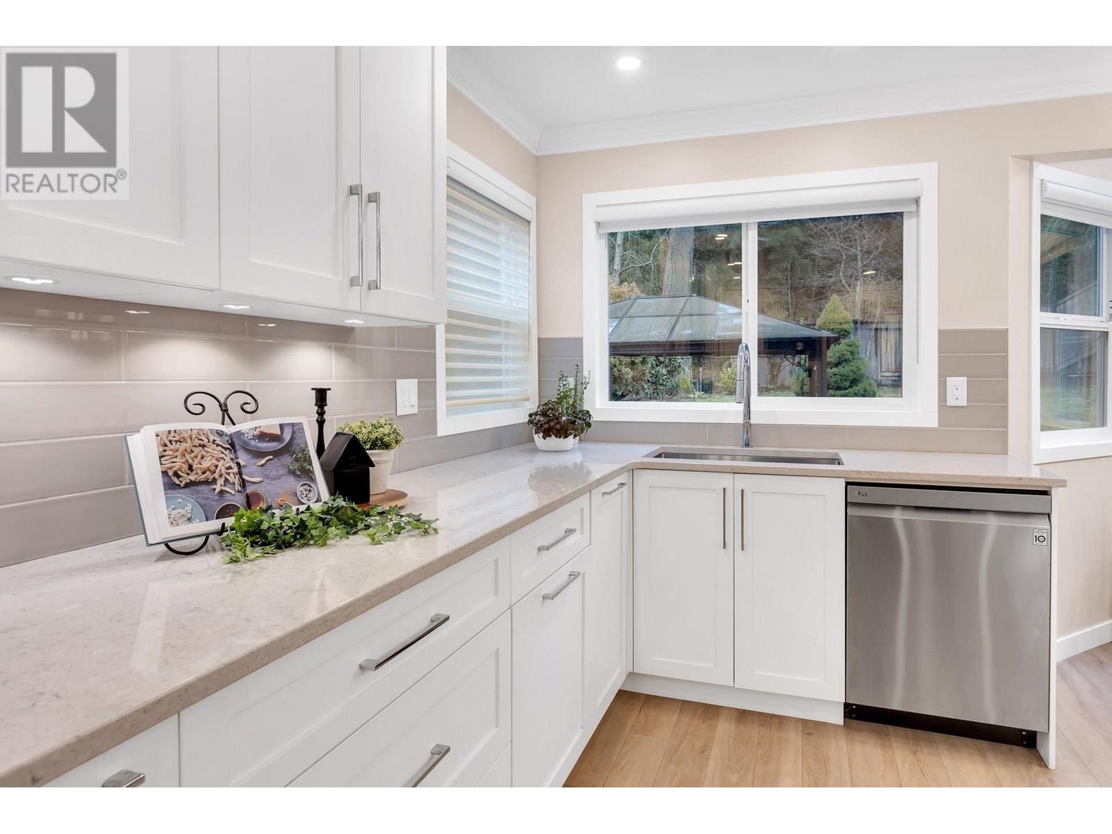2443 Leclair Drive, Coquitlam, British Columbia  V3K 6G7 - Photo 12 - R2968845