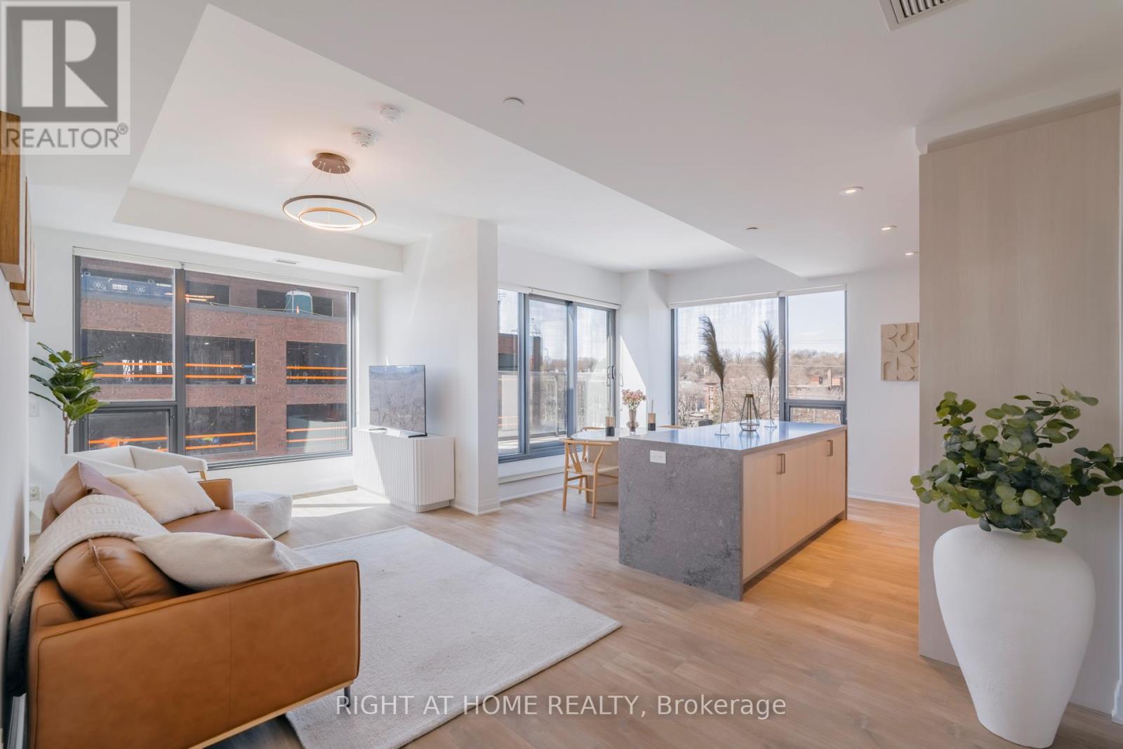 Property at 518 - 280 HOWLAND AVENUE image 3