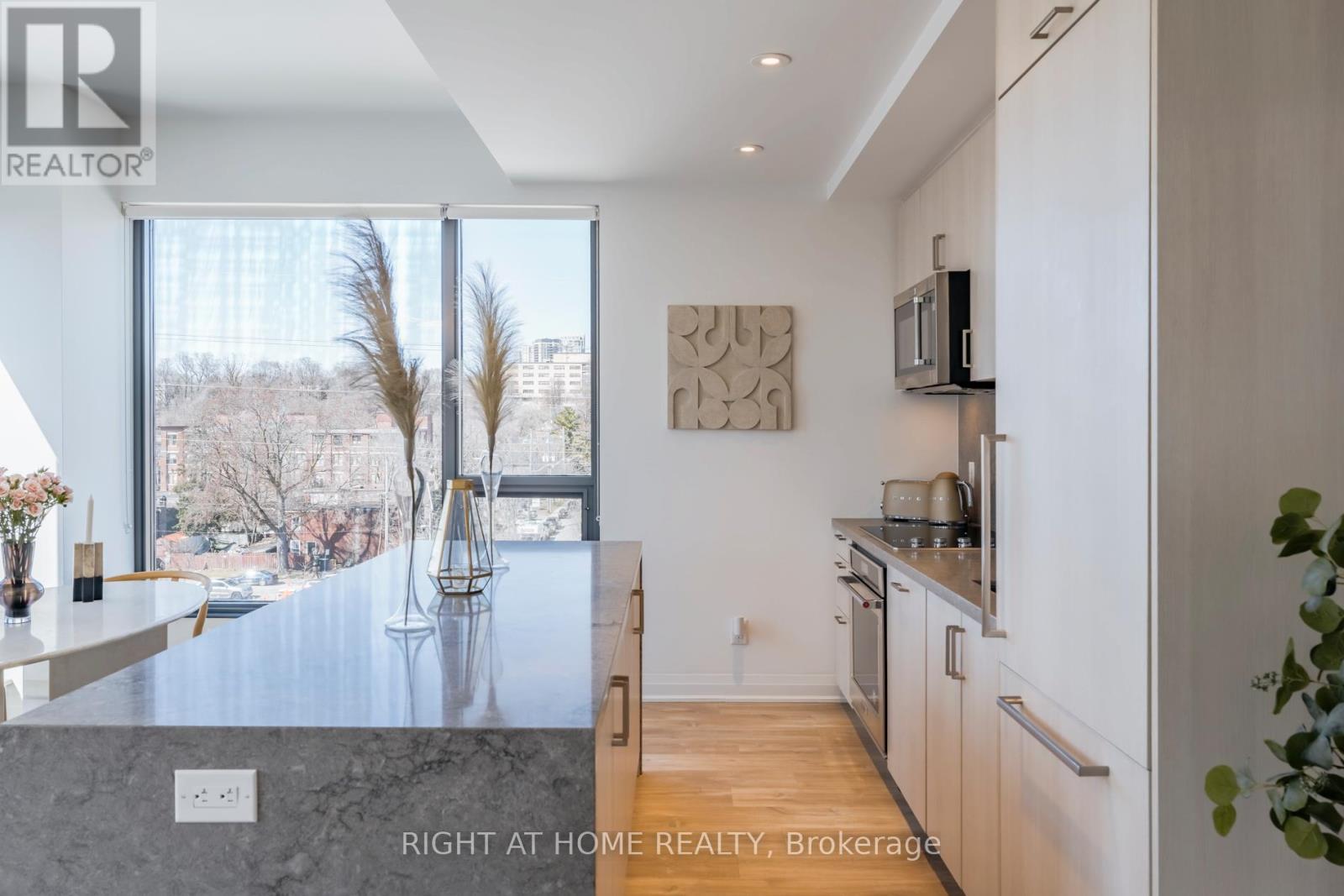 Property at 518 - 280 HOWLAND AVENUE image 5