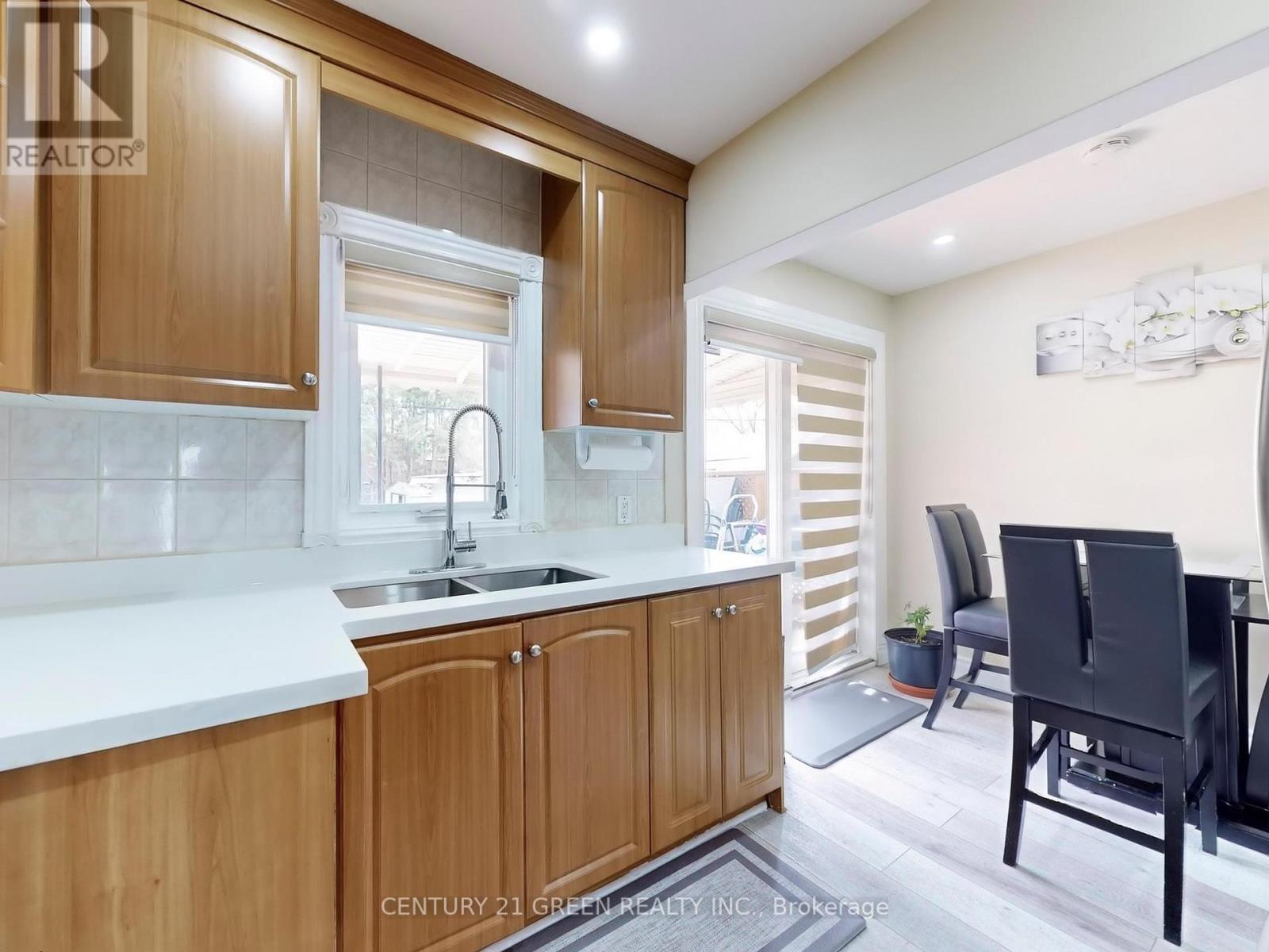 117 Redwater Drive, Toronto (Rexdale-Kipling), Ontario  M9W 2A3 - Photo 12 - W12055574