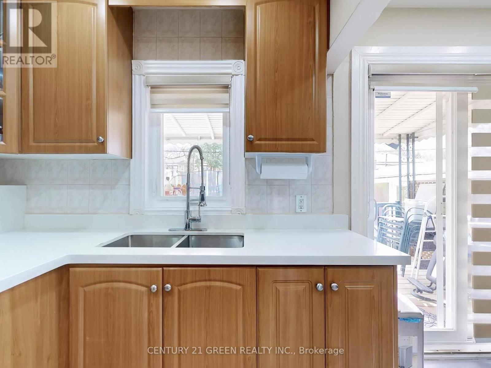117 Redwater Drive, Toronto (Rexdale-Kipling), Ontario  M9W 2A3 - Photo 13 - W12055574