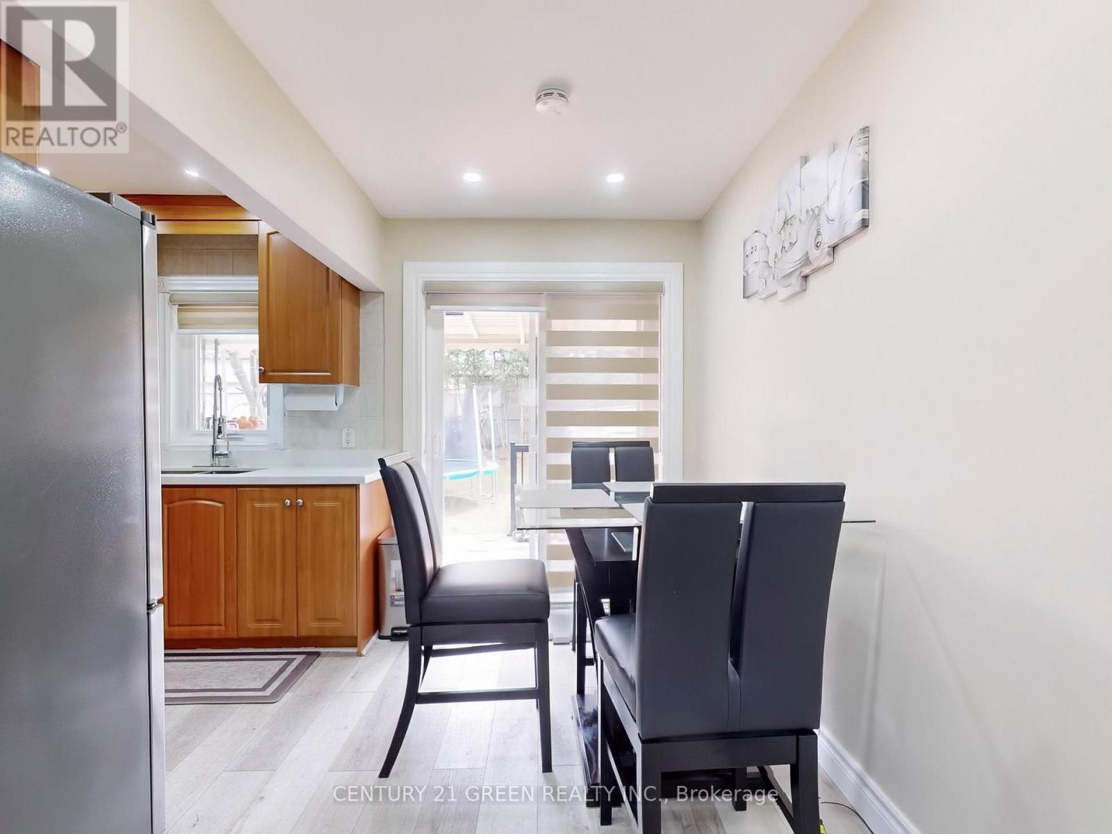 117 Redwater Drive, Toronto (Rexdale-Kipling), Ontario  M9W 2A3 - Photo 16 - W12055574