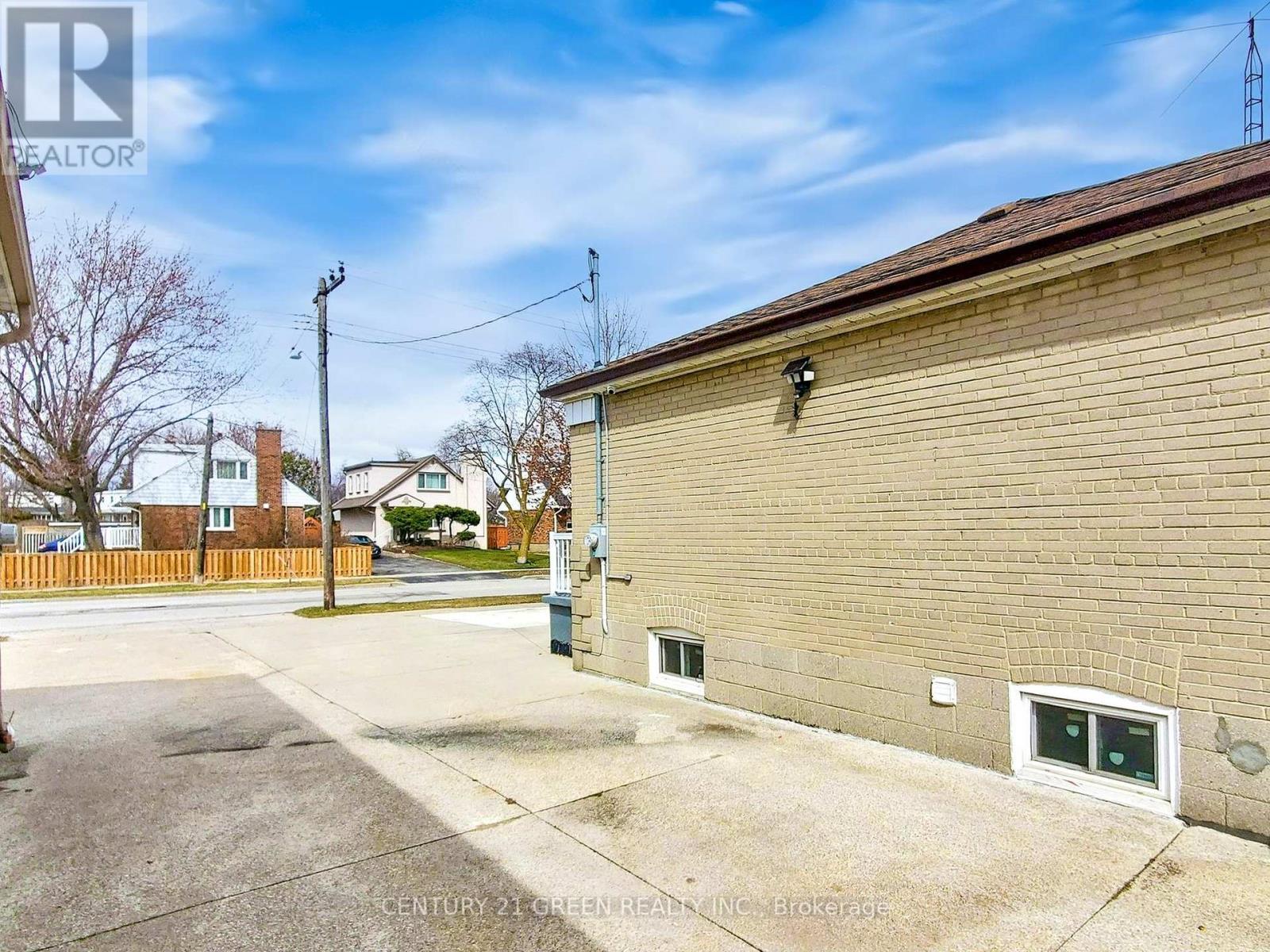 117 Redwater Drive, Toronto (Rexdale-Kipling), Ontario  M9W 2A3 - Photo 41 - W12055574