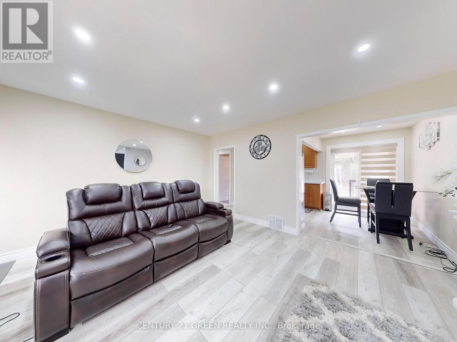 117 Redwater Drive, Toronto (Rexdale-Kipling), Ontario  M9W 2A3 - Photo 7 - W12055574