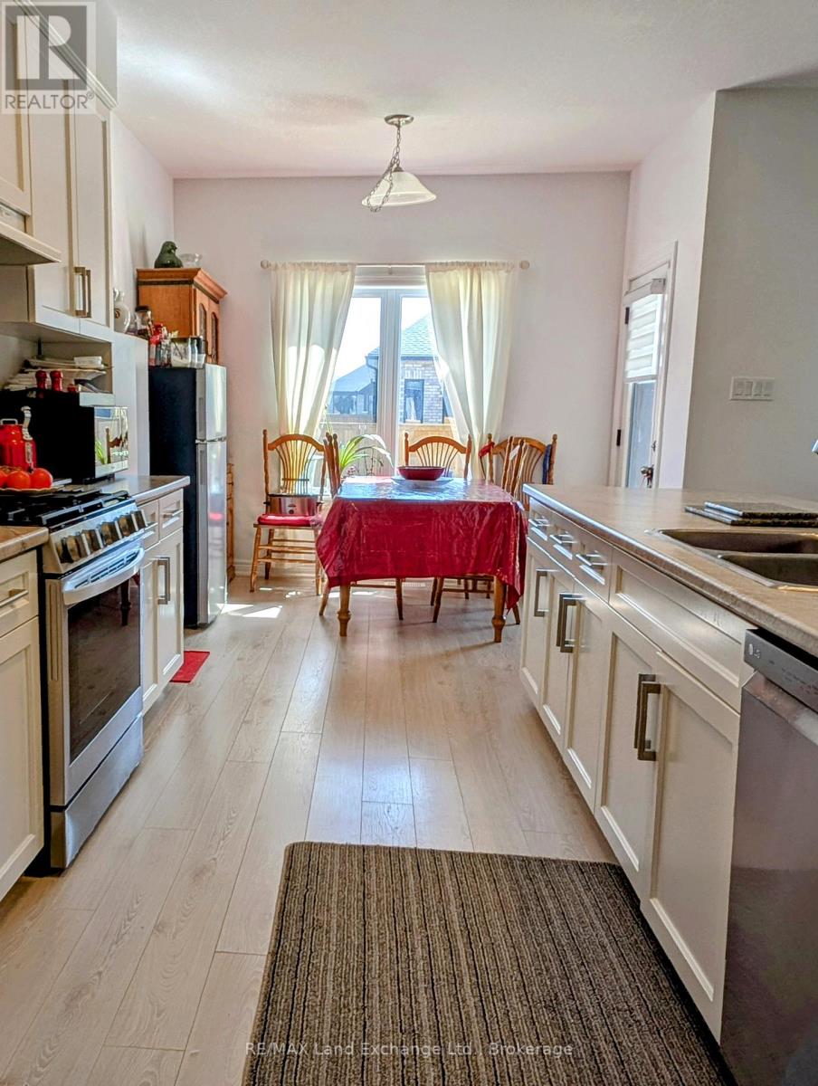 Property at 205 JACKSON STREET E image 5