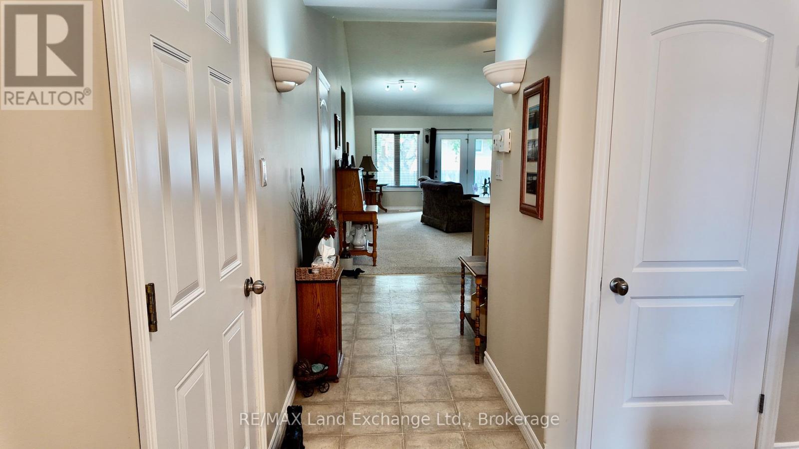 643 Pipers Court, Kincardine, Ontario  N2Z 0A1 - Photo 4 - X12055632