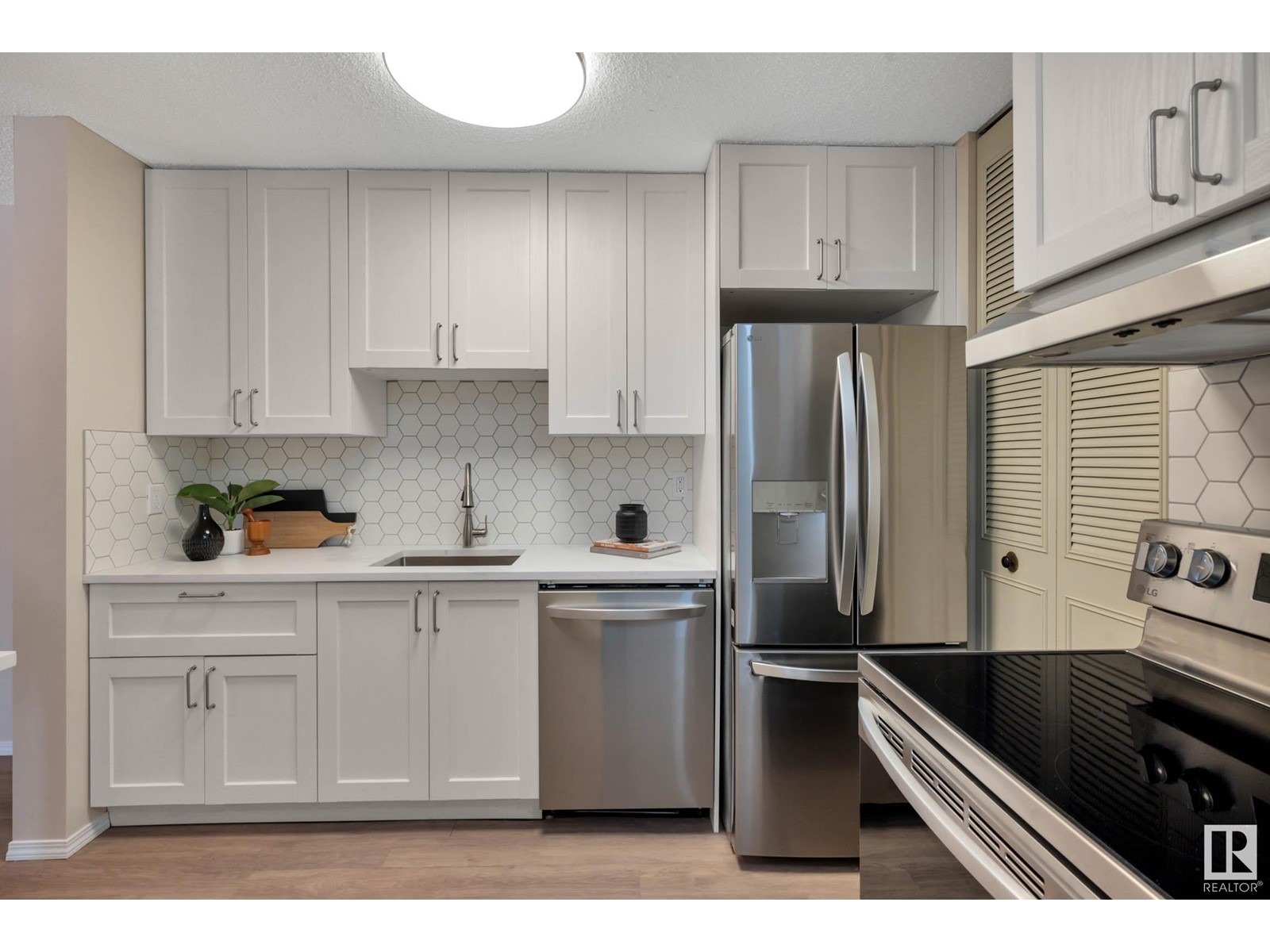 Property at 248 SURREY GARDENS GD NW image 4