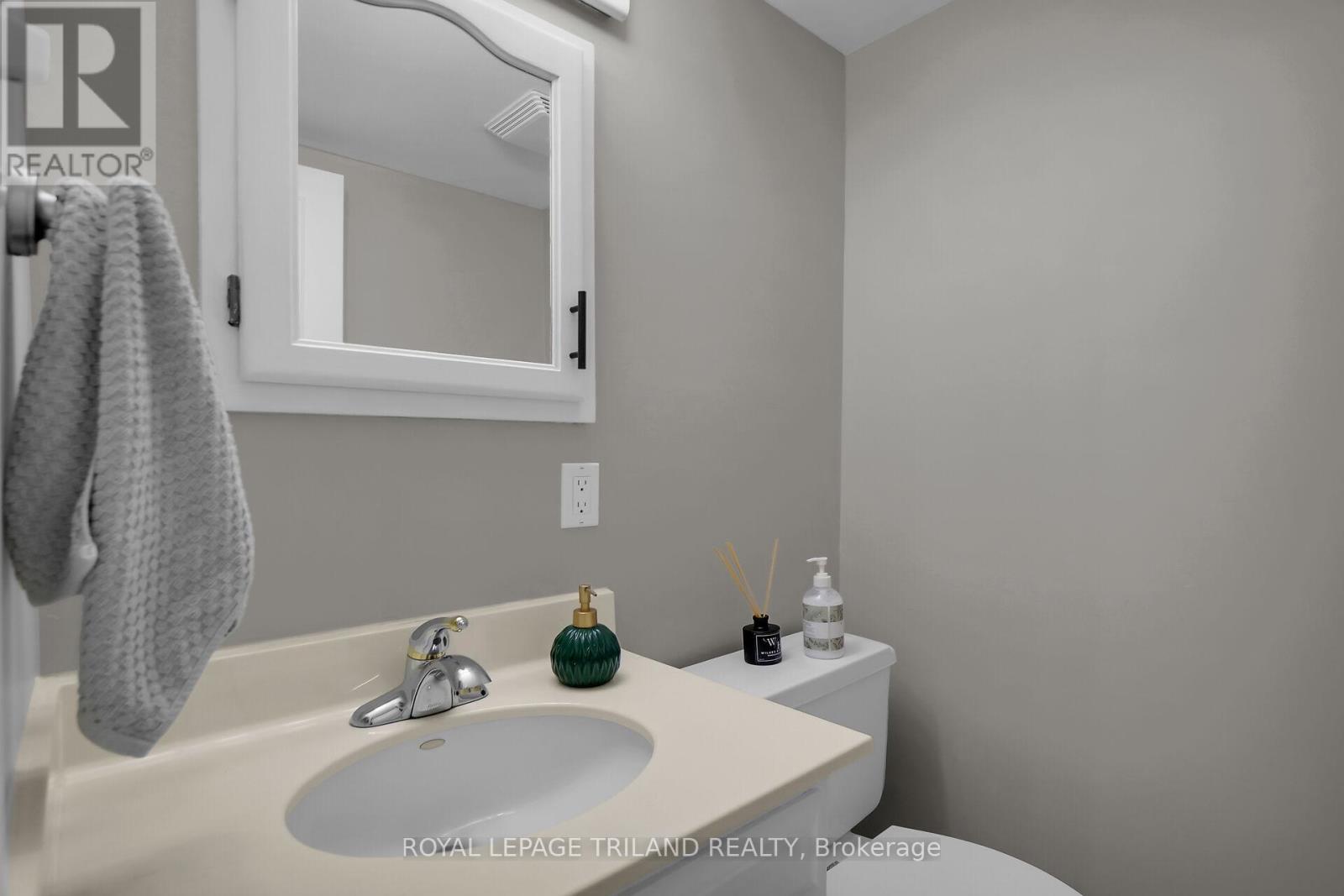 Photo 20 of 37 for 427 Everglade Crescent