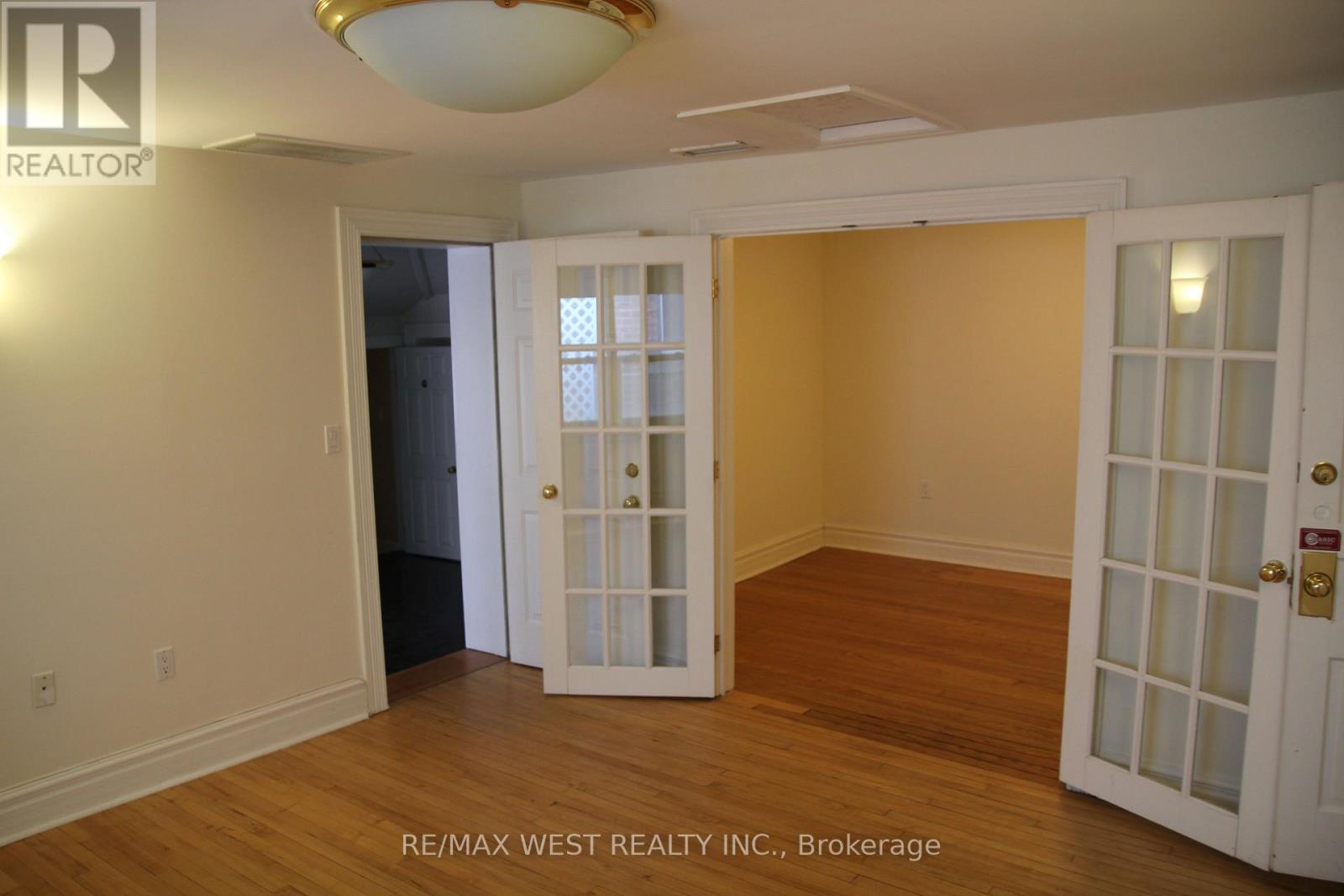102-103 - 191 Lakeshore Road E, Oakville, Ontario  L6J 1H5 - Photo 2 - W12055697